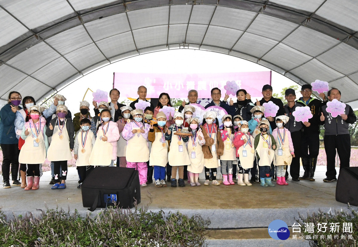 第一屆小小青農仙草班授證儀式，由桃園市副市長高安邦頒發結業獎牌。