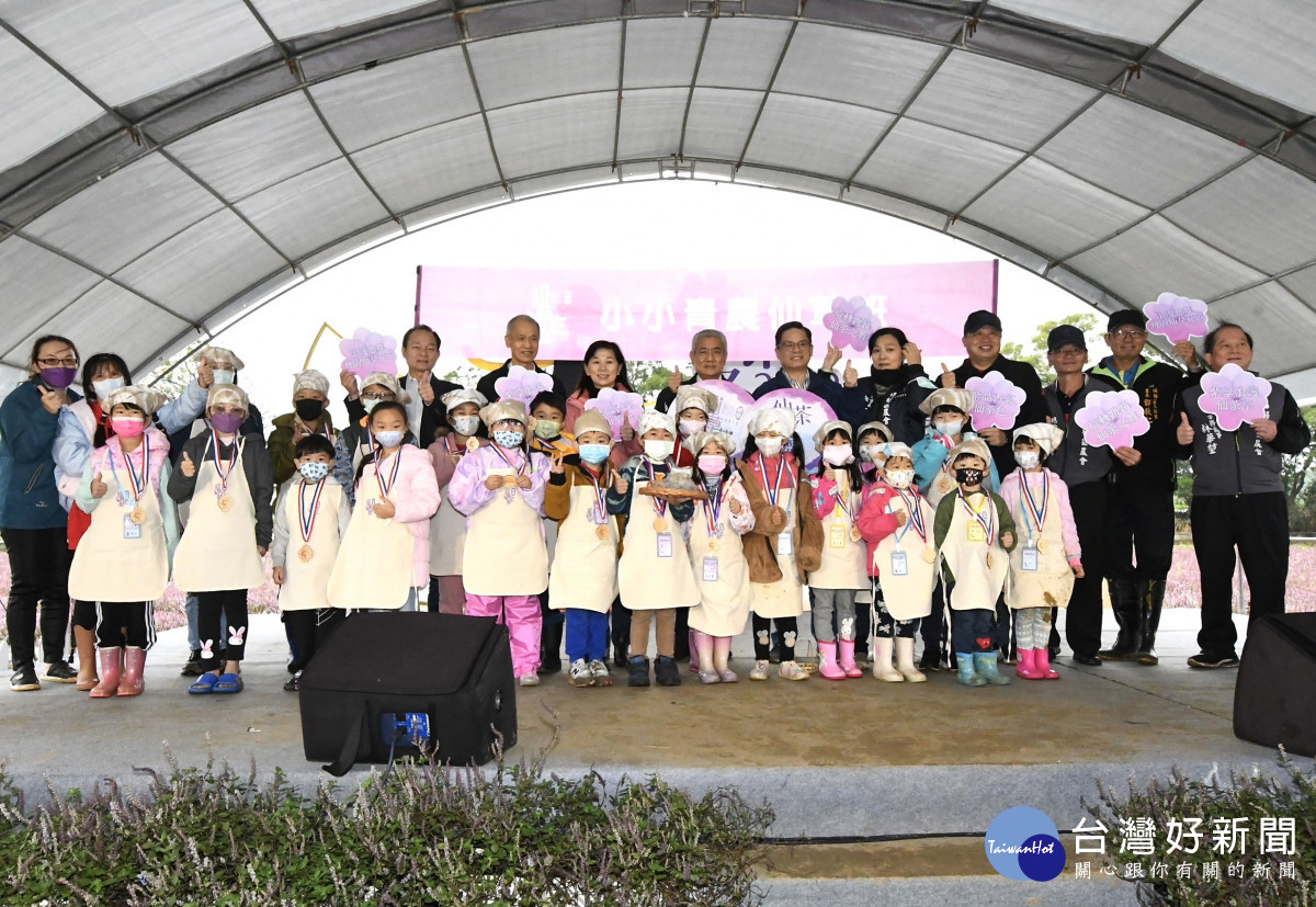 第一屆小小青農仙草班授證儀式,由桃園市副市長高安邦頒發結業獎牌。