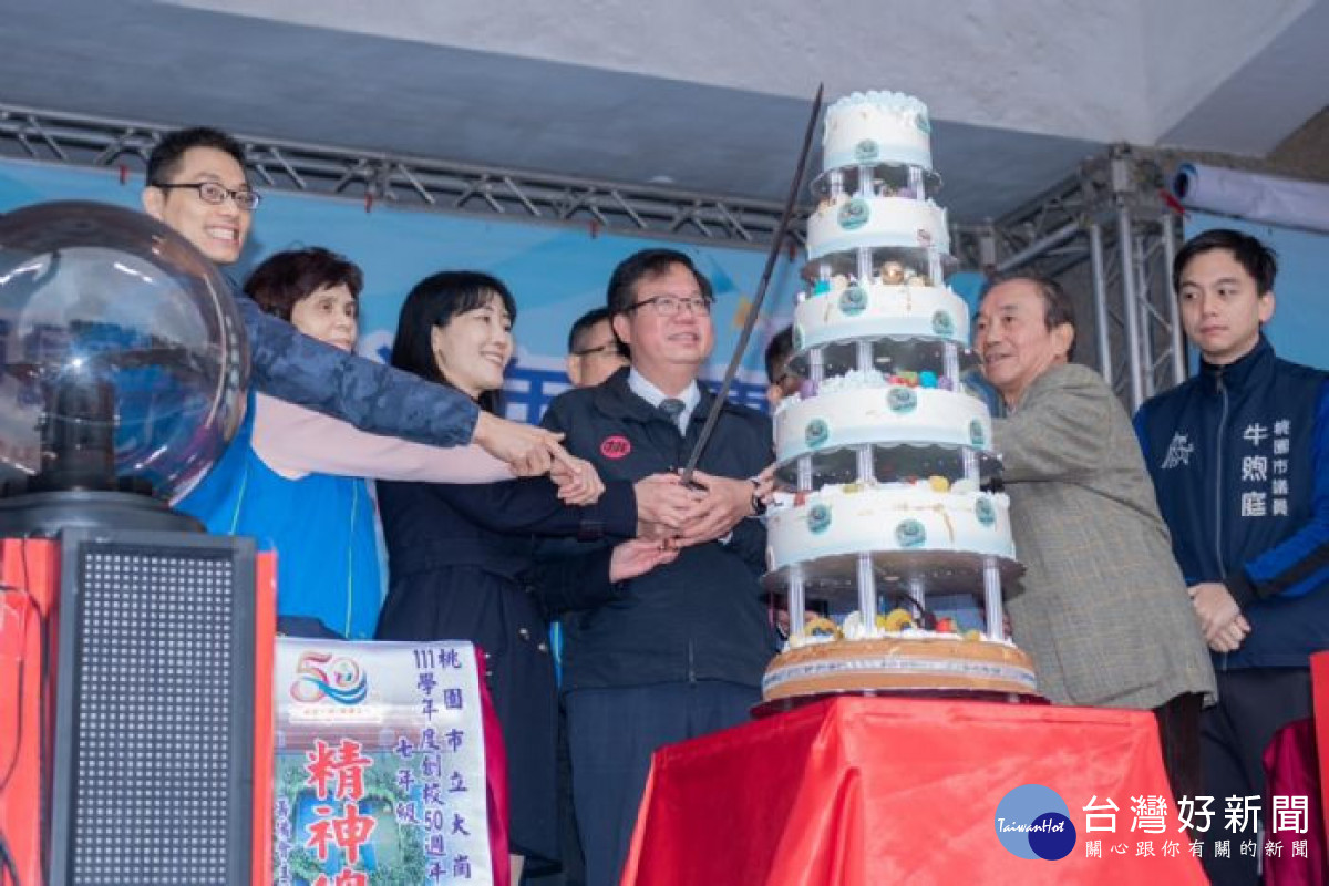  鄭市長和與會貴賓共同切蛋糕慶祝大崗國中生日快樂。