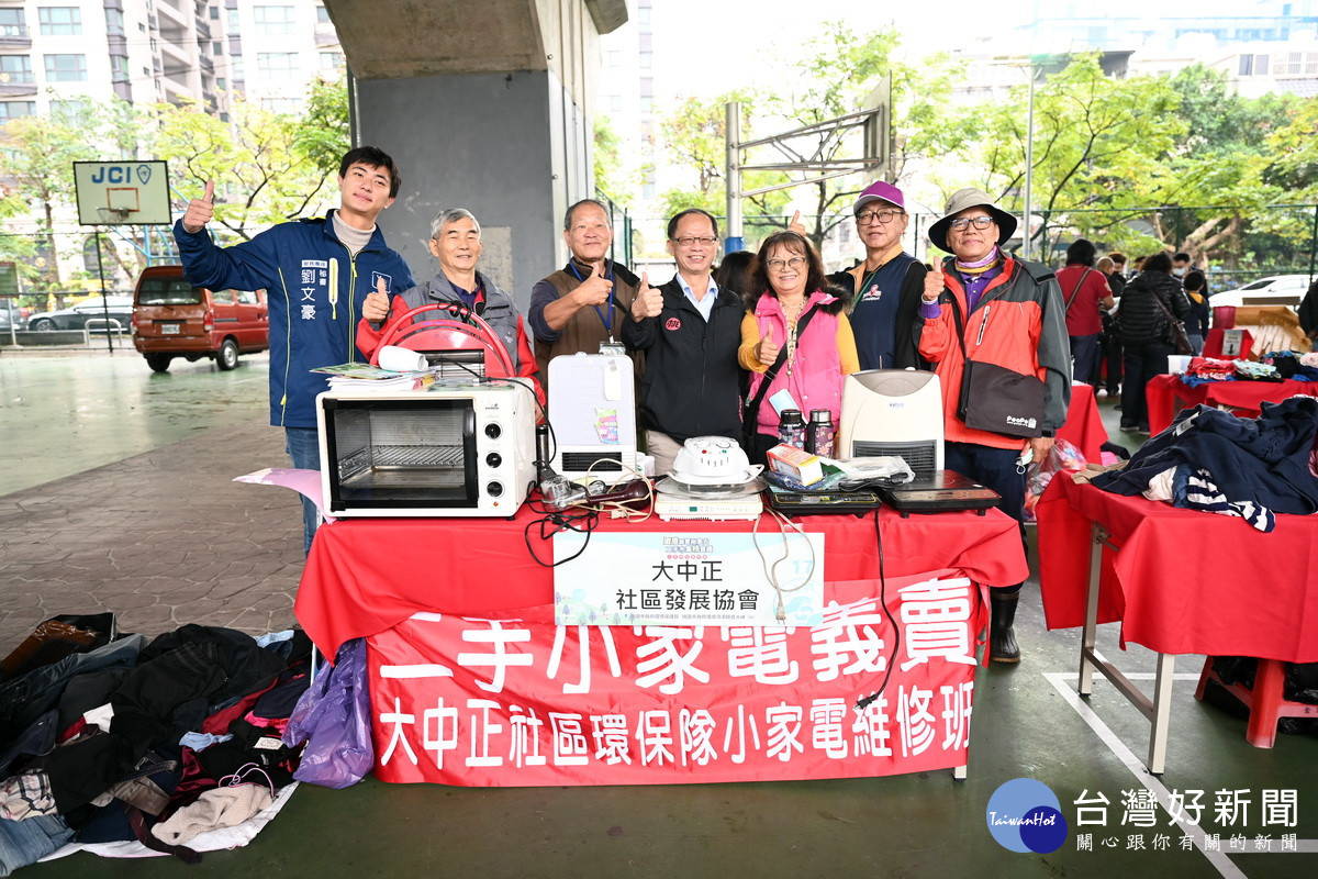 桃園市政府環保局年終二手物市集活動假龍潭區國道三號橋下籃球場熱鬧登場。