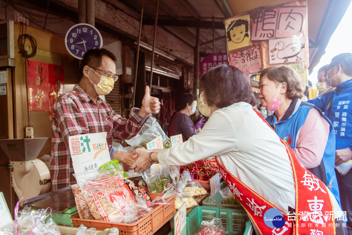 選前超級星期天，黃敏惠共和市場拜票／陳致愷翻攝