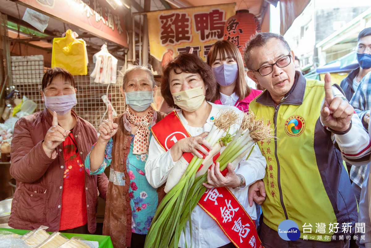 選前超級星期天，黃敏惠共和市場拜票／陳致愷翻攝