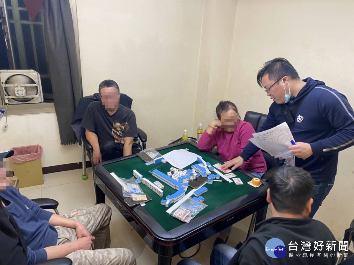 賭客高喊示警負責人探頭看,警藉機衝門查緝。