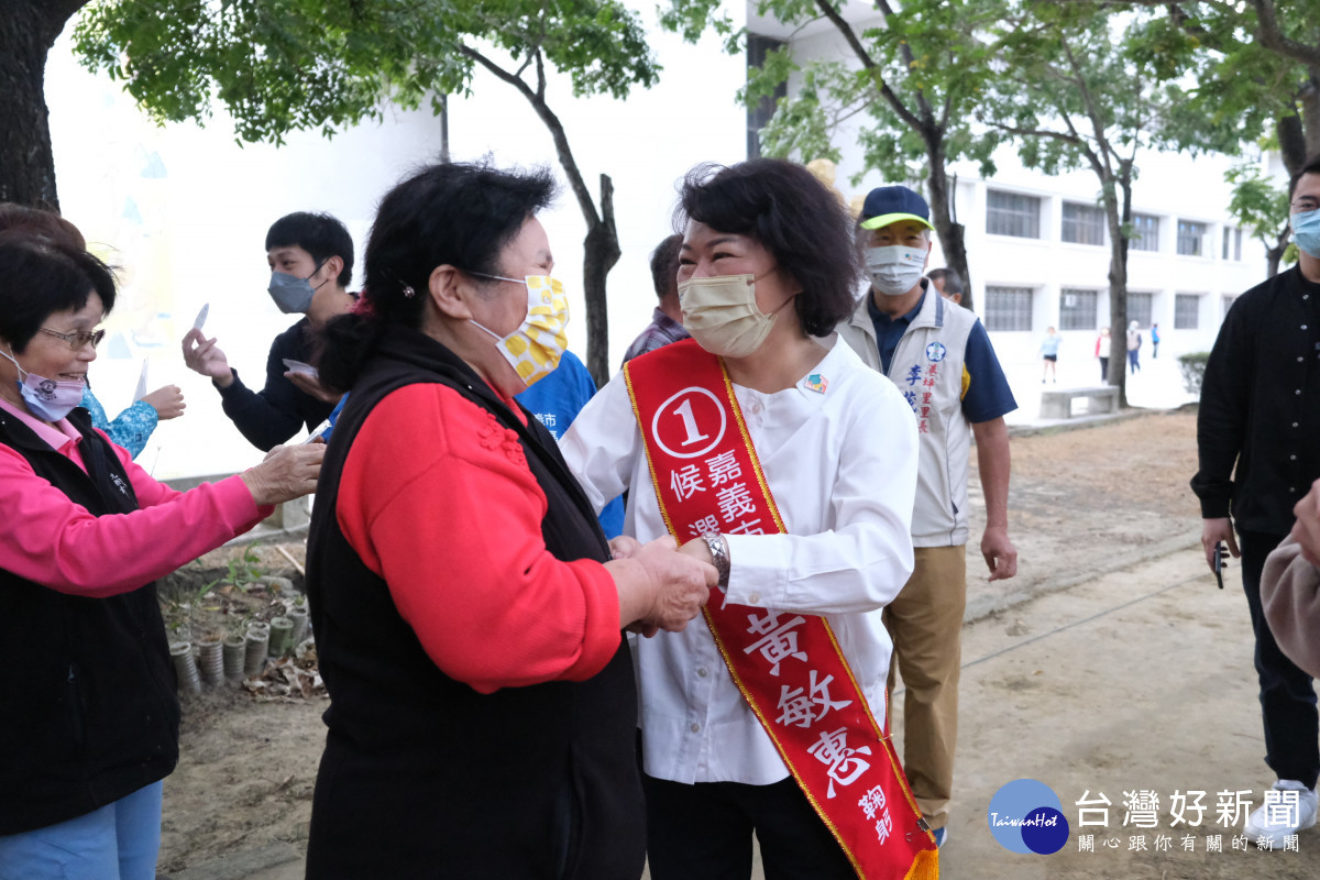 嘉義市長選舉進入選前最後一週，尋求連任的嘉義市長候選人黃敏惠一早前往港坪運動公園拜票／陳致愷翻攝