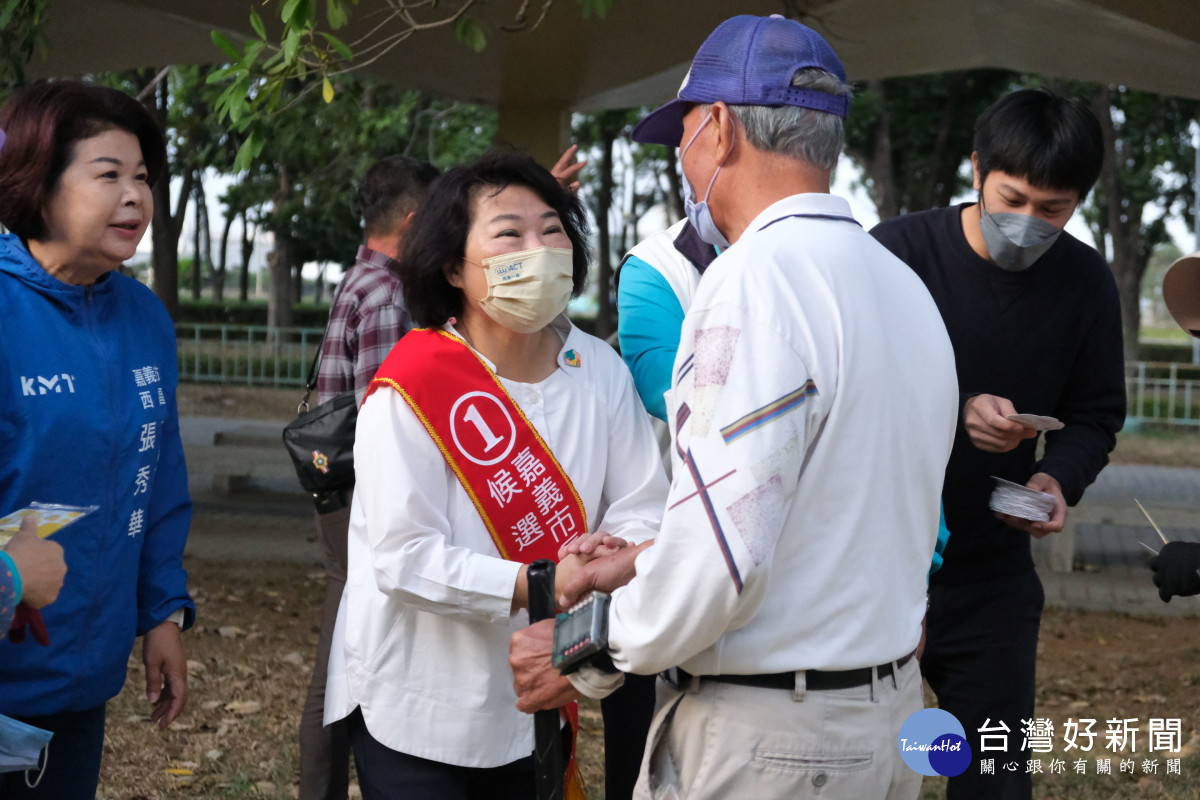 嘉義市長選舉進入選前最後一週，尋求連任的嘉義市長候選人黃敏惠一早前往港坪運動公園拜票／陳致愷翻攝