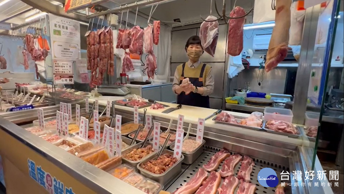 東菜市的豬肉攤販售當天現宰的溫體豬肉還有加工肉品，也導入冷藏設備保鮮。(莊牧之攝)