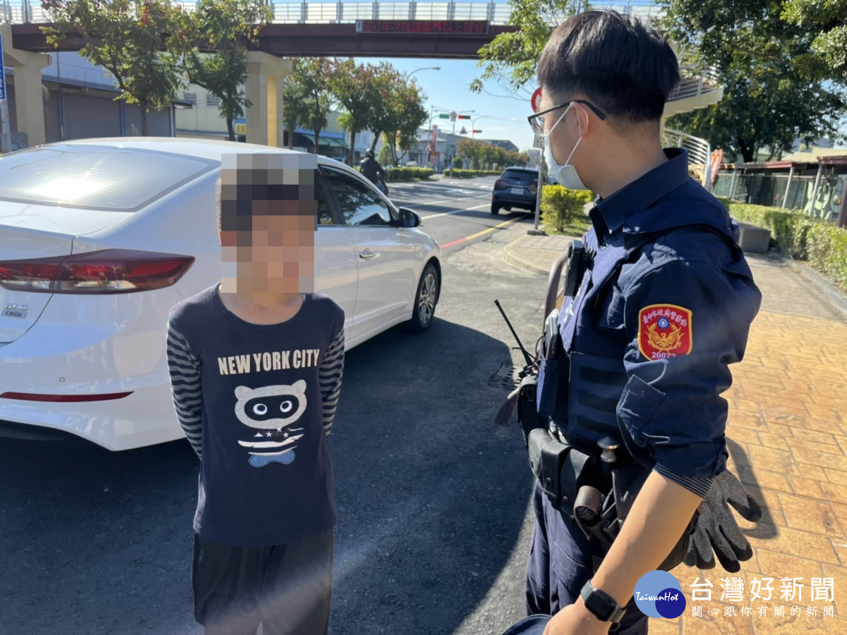 大雅分局警員蔡易霖於稻田裡尋獲9歲男童。