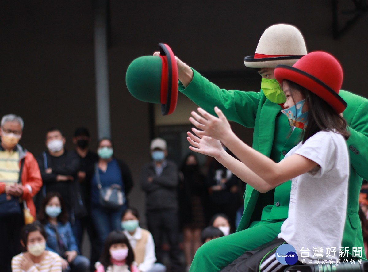 「小綠人」帶來舞蹈默劇即興演出
