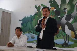 簡景賢鎮長與游家富董事長宣布元旦起有優惠。（記者扶小萍攝）