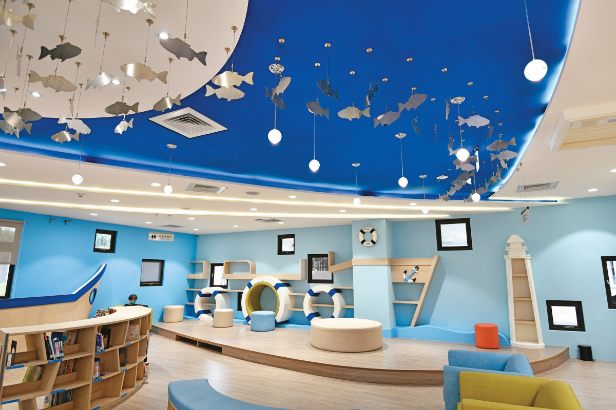 景雲圖書分館位於大湳社福館內，以海洋意象營造出明亮的閱讀空間。（圖／桃園市政府提供）