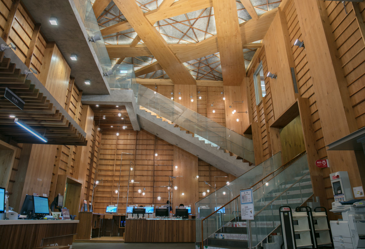 龍岡圖書分館內部規劃為地上4層空間，以木質色系呈現美感，提供舒適閱讀環境。（圖／桃園市政府提供）