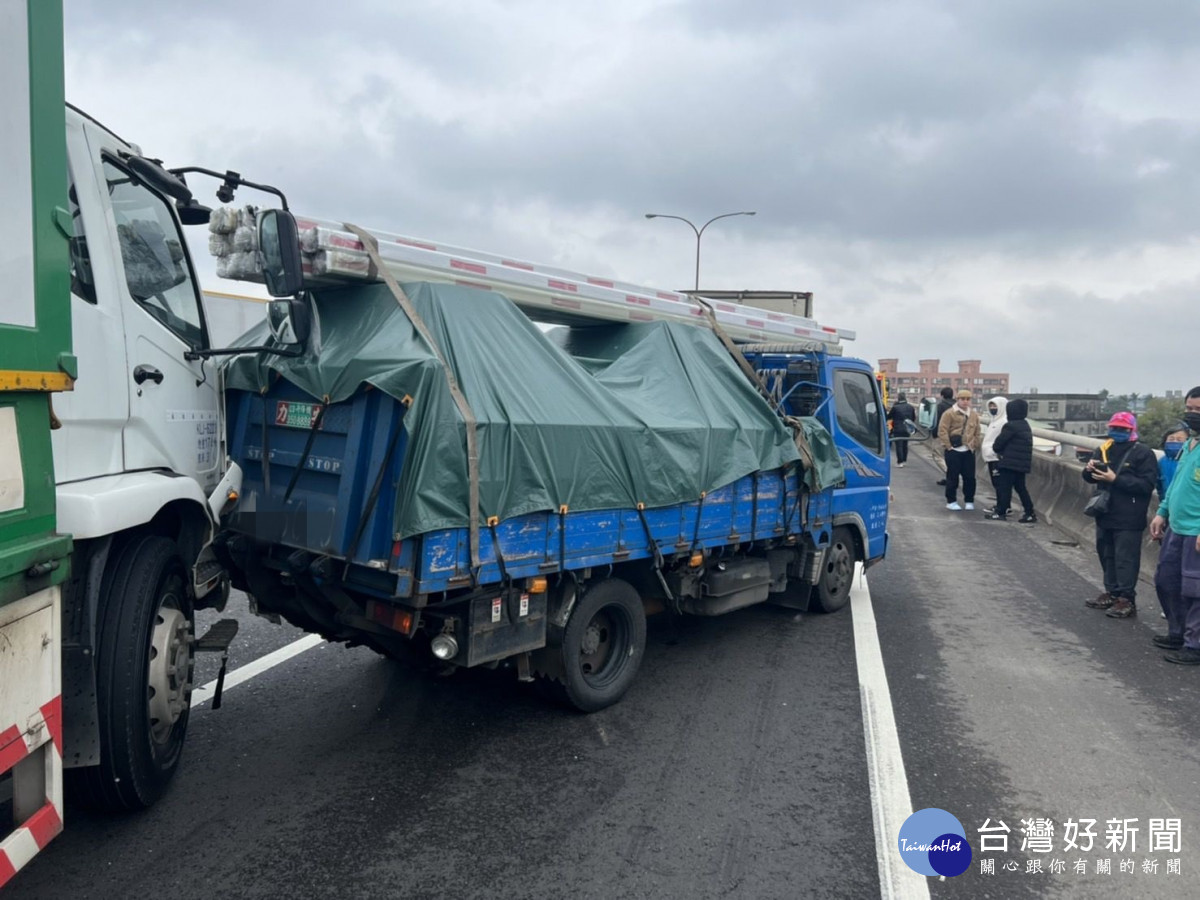 台66線快速公路西向5車連環撞，車流回堵警急疏導。