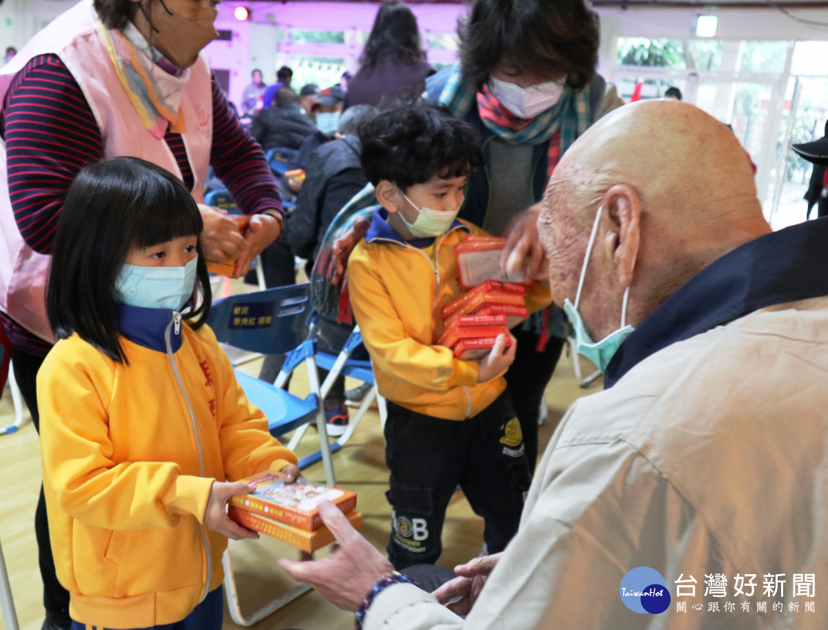  聖保祿醫院超過20年關懷桃園榮家榮民伯伯    提前歡樂過耶誕 精湛表演爺爺樂開懷