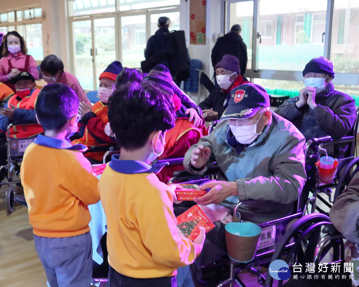  聖保祿醫院超過20年關懷桃園榮家榮民伯伯    提前歡樂過耶誕 精湛表演爺爺樂開懷