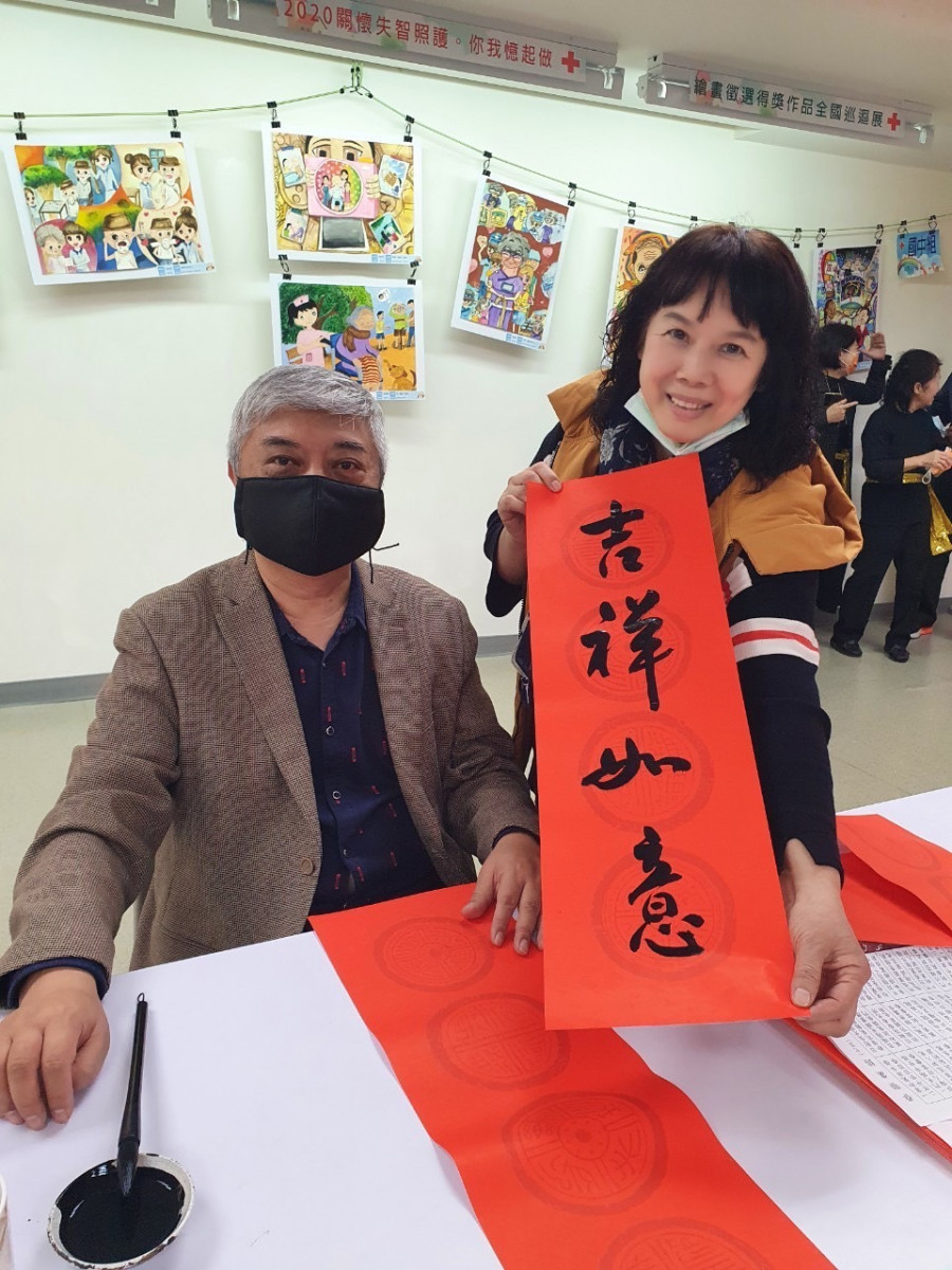 名書法家孫瑩寶完全免費為貴賓們書寫客製化的春聯。<br />
<br />
