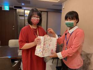 中壢宏綺月子中心今年慶祝聖誕節特別致贈每一位房客媽咪蛋糕一盒。