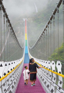 南投縣信義鄉雙龍七彩吊橋。