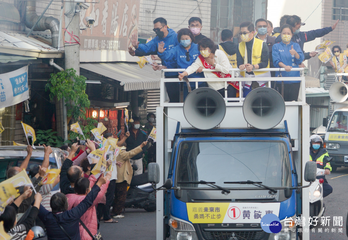 嘉義市長候選人黃敏惠進行車隊掃街，沿途受到鄉親熱烈歡迎／陳致愷翻攝