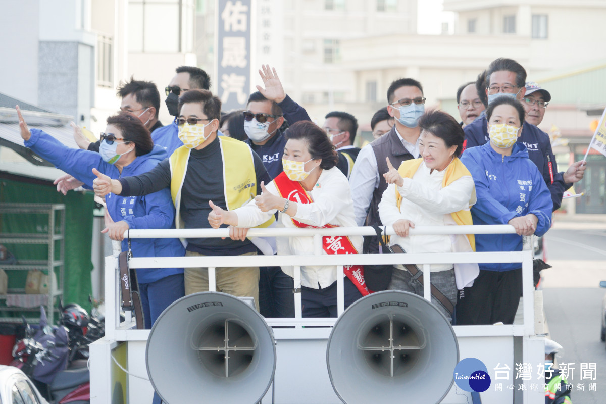 嘉義市長候選人黃敏惠由台中市長盧秀燕、基隆市長當選人謝國樑、國民黨秘書長黃健庭陪同上戰車掃街催票／陳致愷翻攝