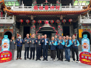 臺鹽聯手嘉義文財殿推出「台鹽海洋鹼性離子水」聯名發財水，文財殿主委羅元慶(前排右四)與臺鹽董事長吳容輝(前排左六)一同邀大家喝好水，財源滾滾來／陳致愷翻攝