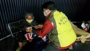 ▲社工夜間發放禦寒物品及熱食。（圖／記者 許高祥 翻攝）