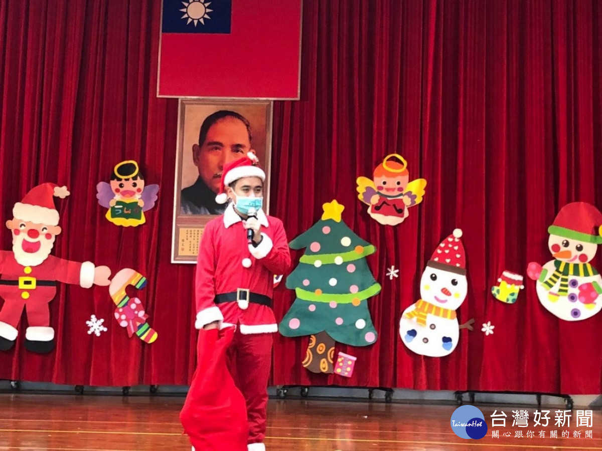 集集鎮幼聖誕節活動，陳鎮長扮聖誕老公公和小朋友同樂。