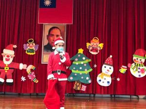 集集鎮幼聖誕節活動，陳鎮長扮聖誕老公公和小朋友同樂。
