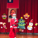 集集鎮幼聖誕節活動，陳鎮長扮聖誕老公公和小朋友同樂。
