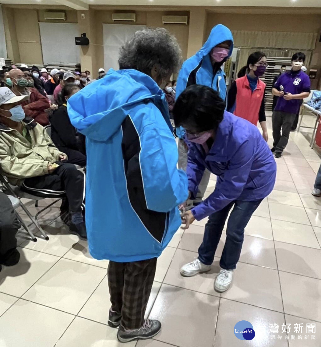 彰縣府啟動低溫關懷機制，彰化縣長王惠美發放街友熱食及禦寒物資。圖／彰化縣政府提供