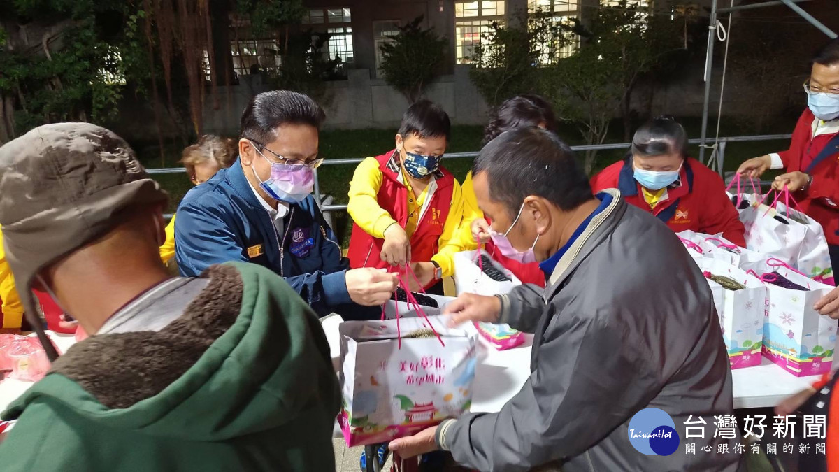 彰縣府啟動低溫關懷機制，洪榮章副縣長發放街友熱食及禦寒物資。圖／彰化縣政府提供