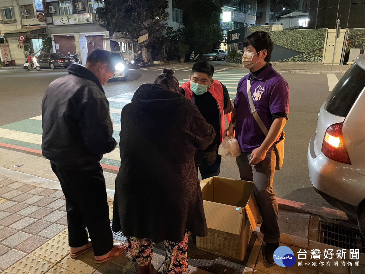 彰縣府啟動低溫關懷機制，社會處發放街友熱食及禦寒物資。圖／彰化縣政府提供