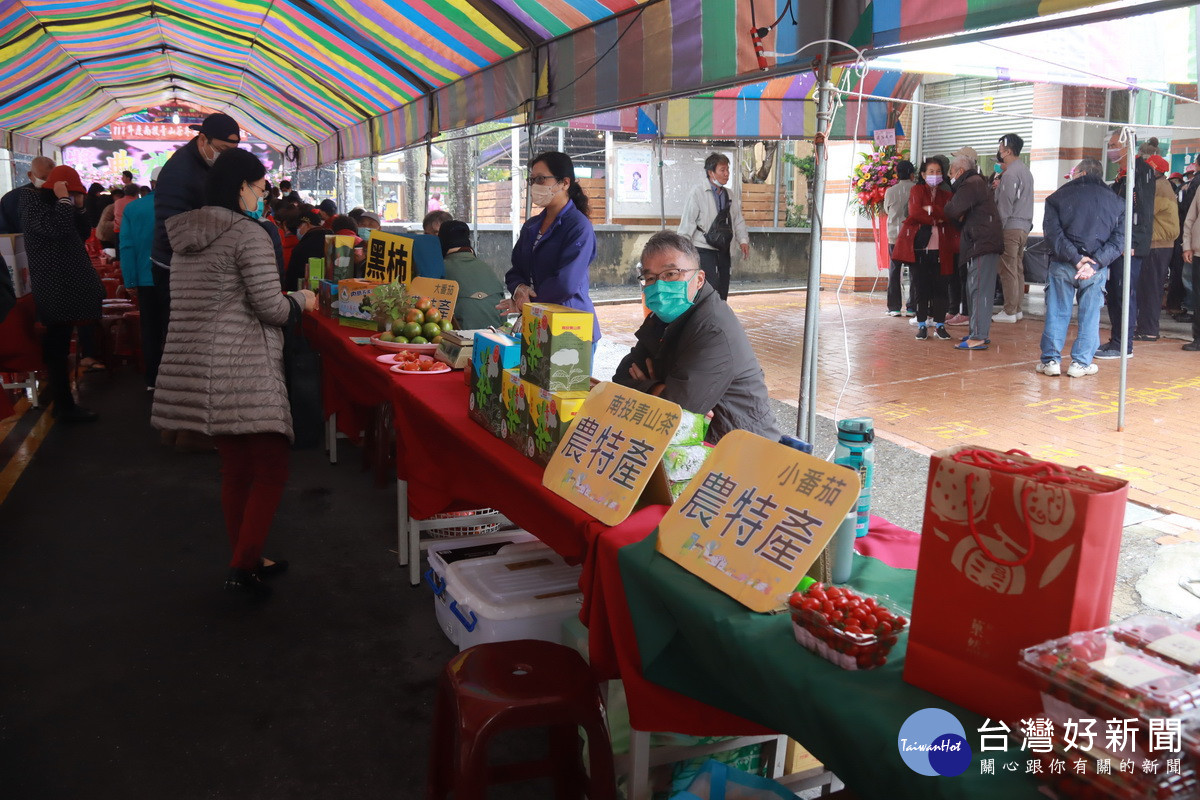 會場由小農推出在地農產展售。（記者扶小萍攝）