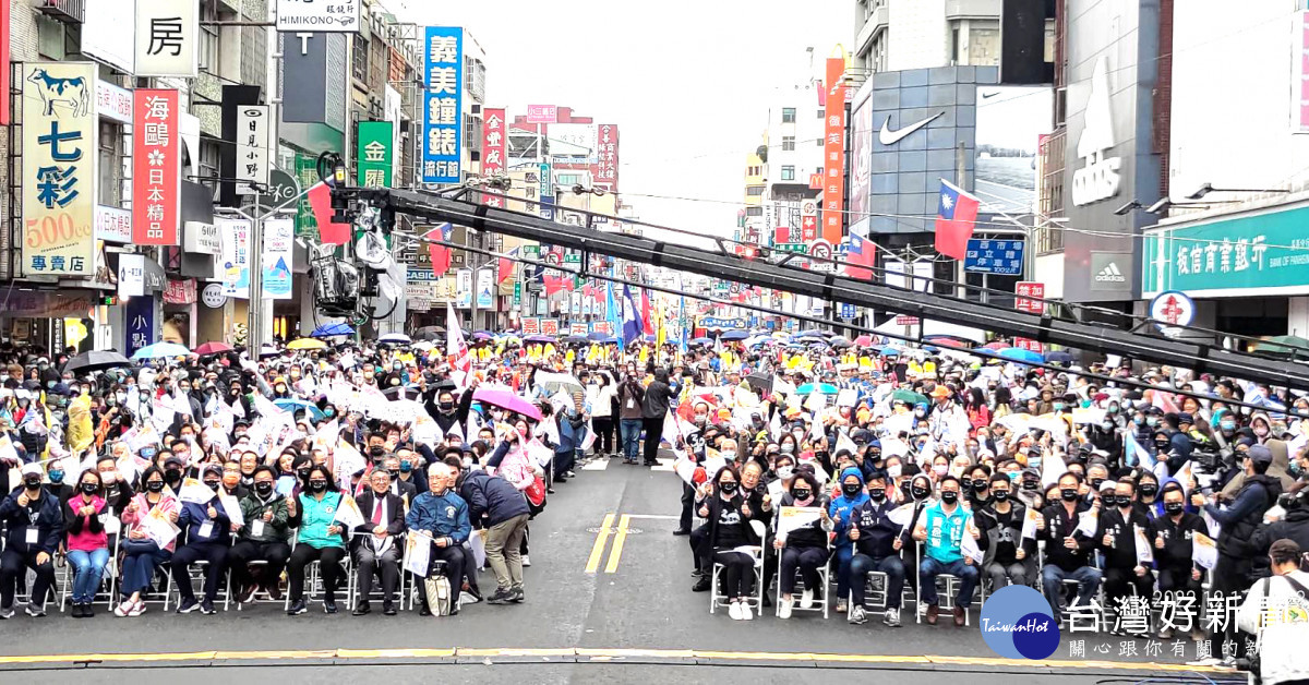 嘉義市國際管樂節踩街嘉年華今(17)日下午，在中央噴水圓環前盛大展開／陳致愷攝影