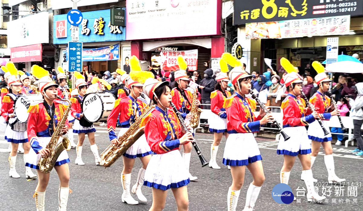 嘉義市國際管樂節踩街嘉年華今(17)日下午，在中央噴水圓環前盛大展開／陳致愷攝影