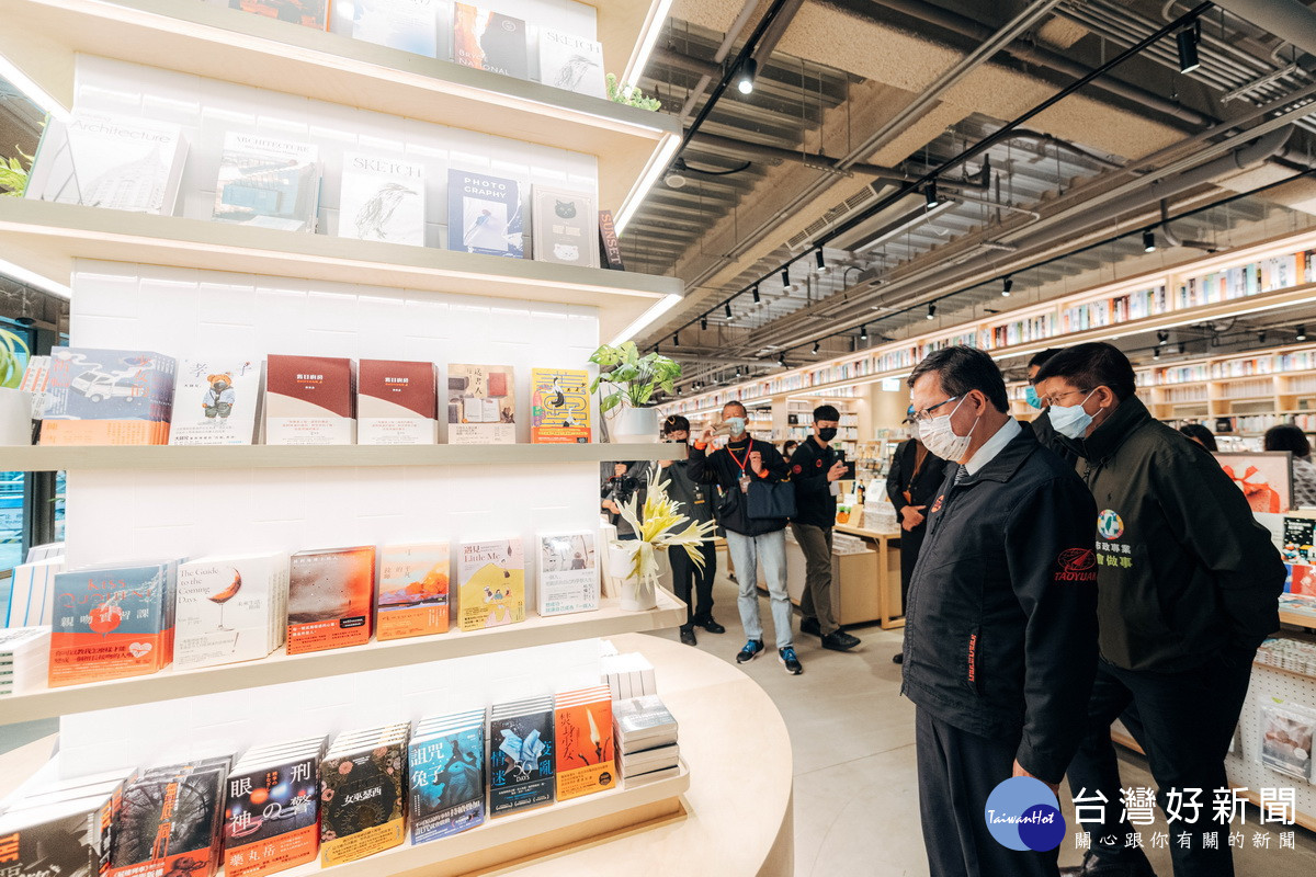 桃園市立圖書館新總館開館試營運，鄭文燦市長巡視總館各樓層設施及一樓蔦屋書店。