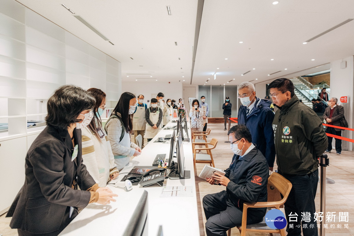 桃園市立圖書館新總館開館試營運，鄭文燦市長巡視總館各樓層設施及一樓蔦屋書店。