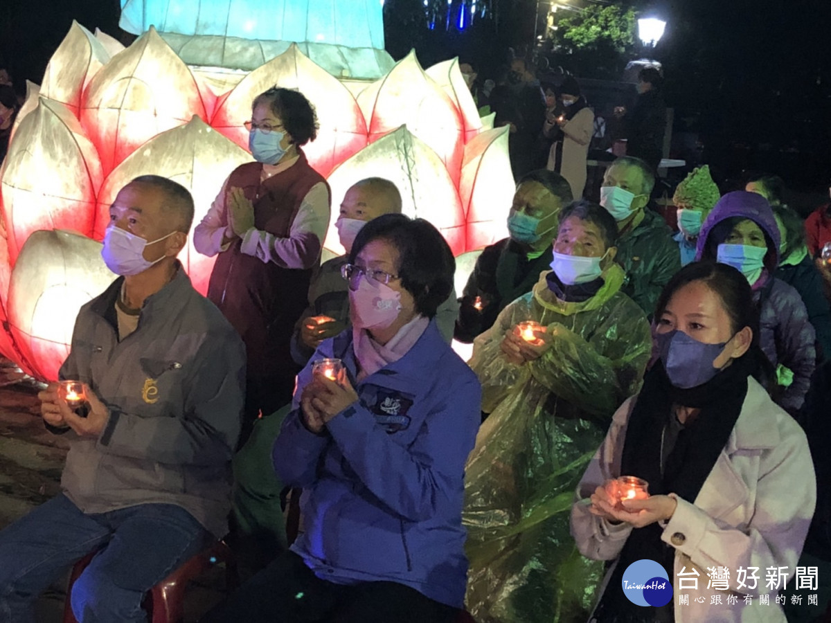 彰縣清水岩寺社區歲末點燈祈福，縣長王惠美與600多信眾虔誠祈福佑平安。圖／彰化縣政府提供