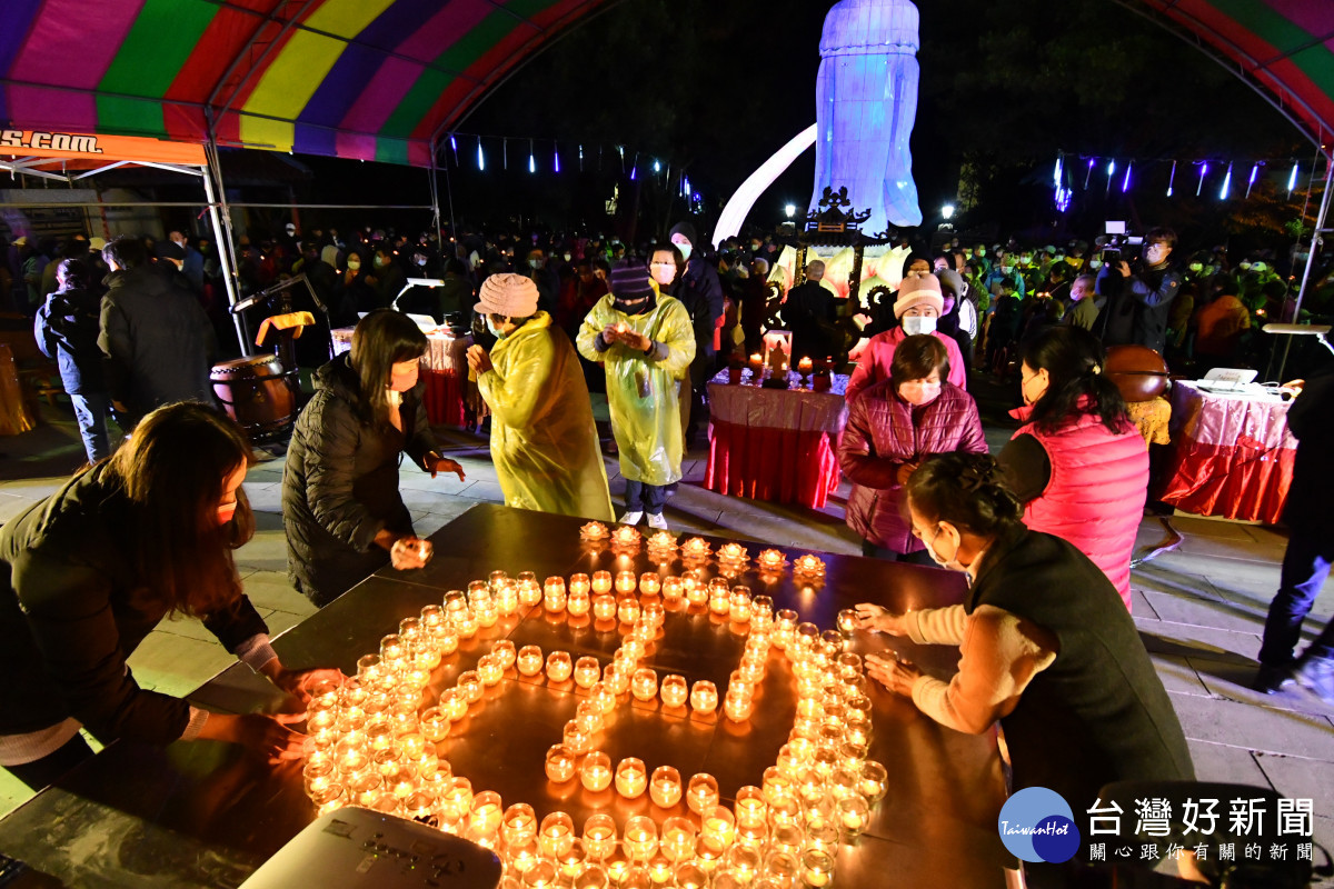 彰縣清水岩寺社區歲末點燈祈福，600多信眾虔誠祈福佑平安。圖／彰化縣政府提供