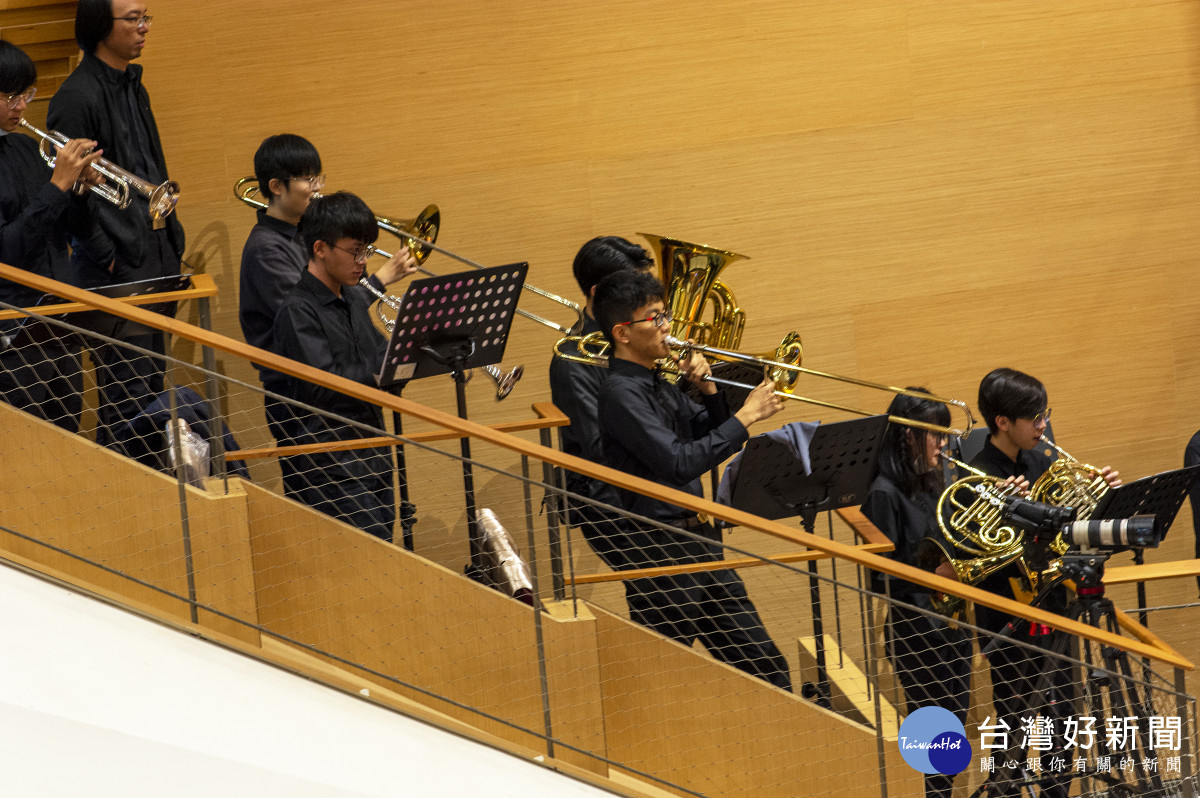 壓軸中央大學管樂社和弦樂社與台北愛樂交響團共同演奏《中大校歌》，傳揚中大可歌可泣的創校精神。