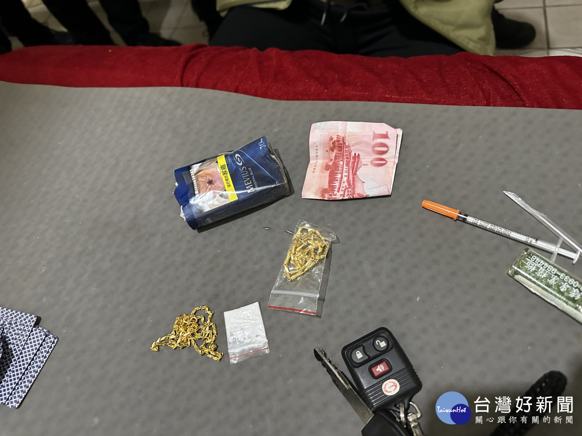 警方起獲贓物金項鍊2條。