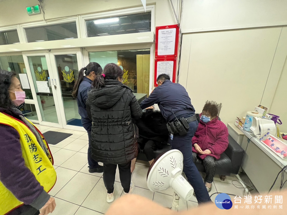 寒流來襲氣溫遽降，八德暖警接連協助迷失老人返家。