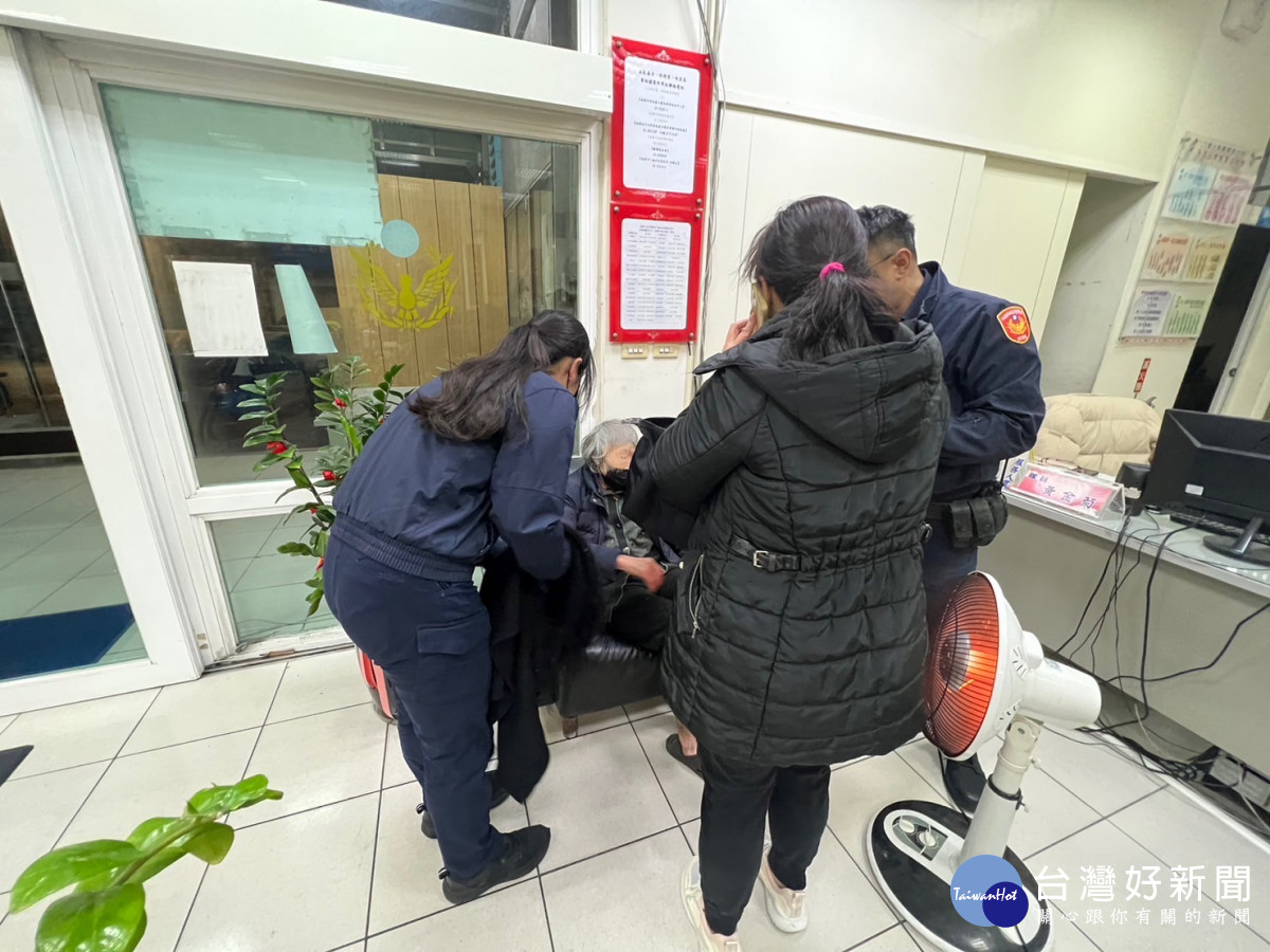 寒流來襲氣溫遽降，八德暖警接連協助迷失老人返家。