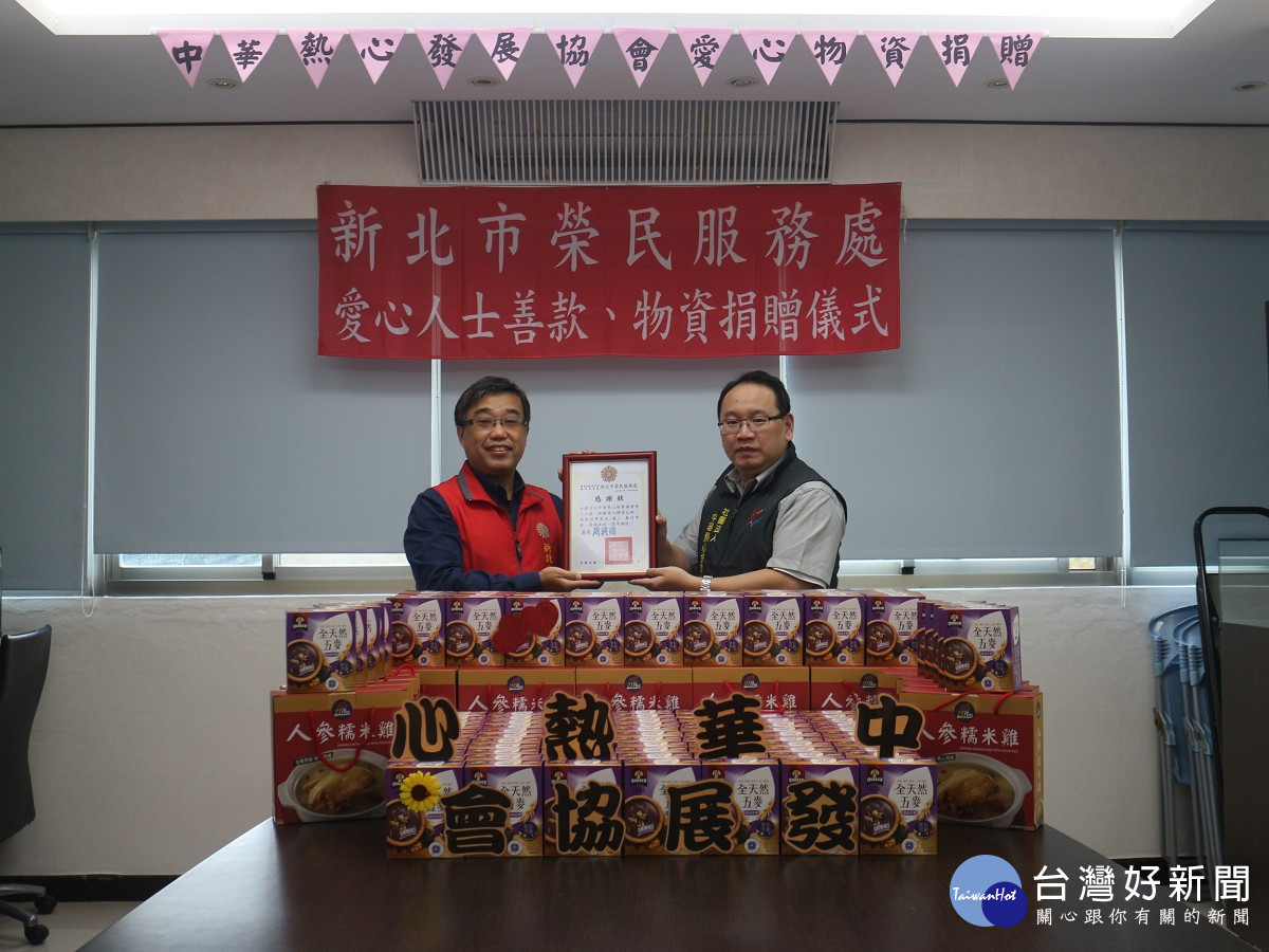 李毓錫副處長(左)回贈黃信雄秘書長(右)感謝狀，以申謝忱