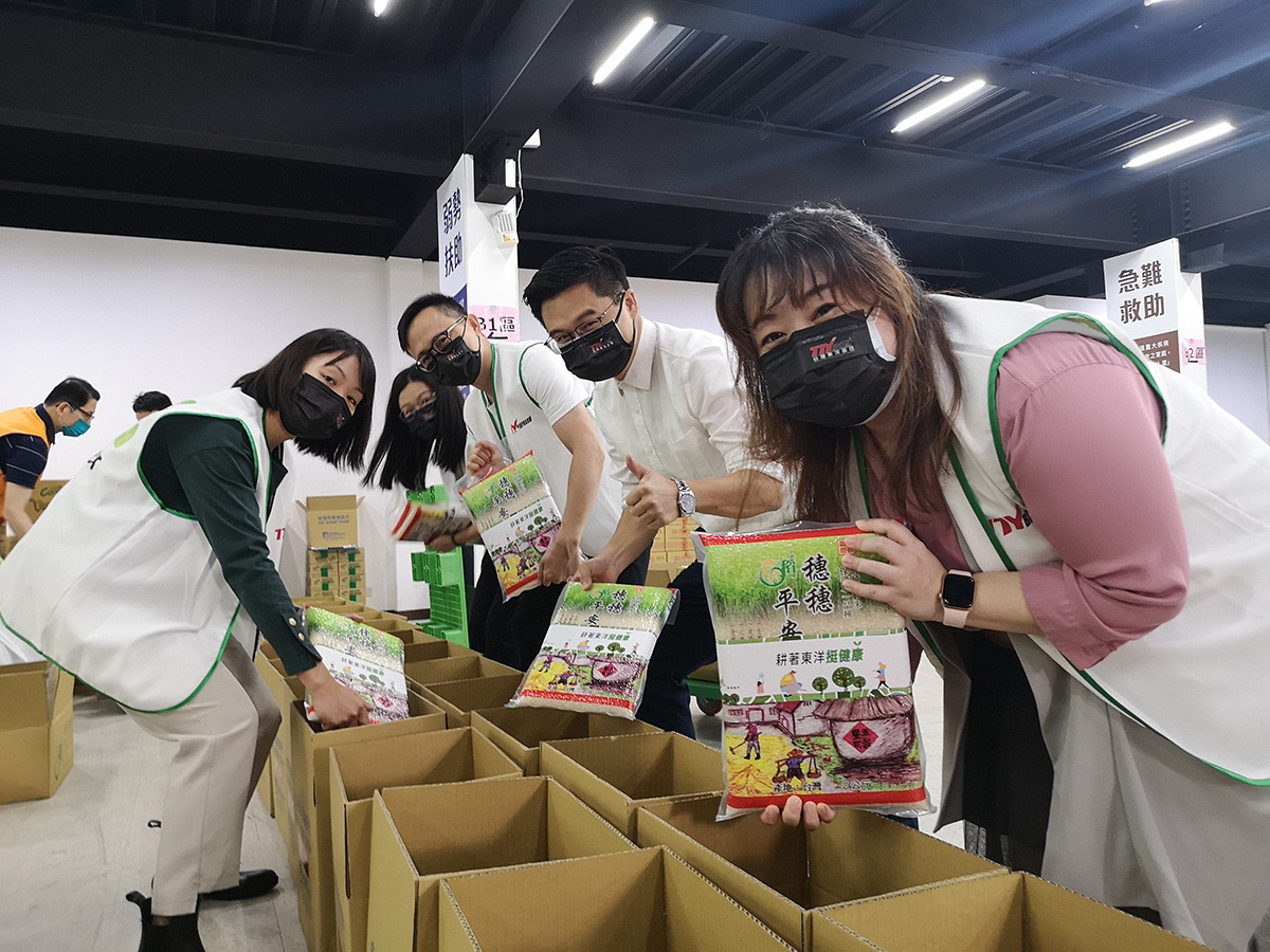 台灣東洋志工到安得烈慈善協會服務，協助將收成的無毒米及其他物資打包裝箱，希望祝福能結合專業團體送到有需要的弱勢家庭手中。
