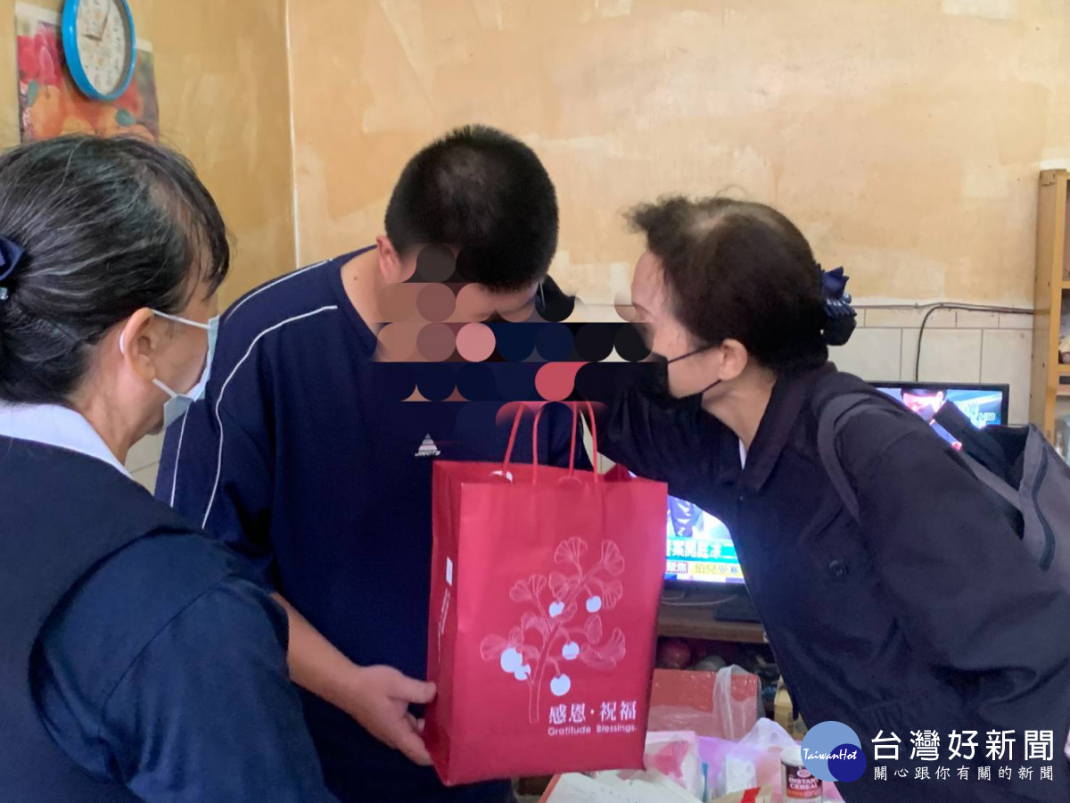 彰化慈濟分會持續關懷伸港兩兄妹生活與照顧。圖/彰化慈濟分會提供