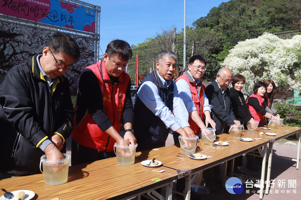 信義農會今年首度推手作愛玉體驗。(記者扶小萍攝)
