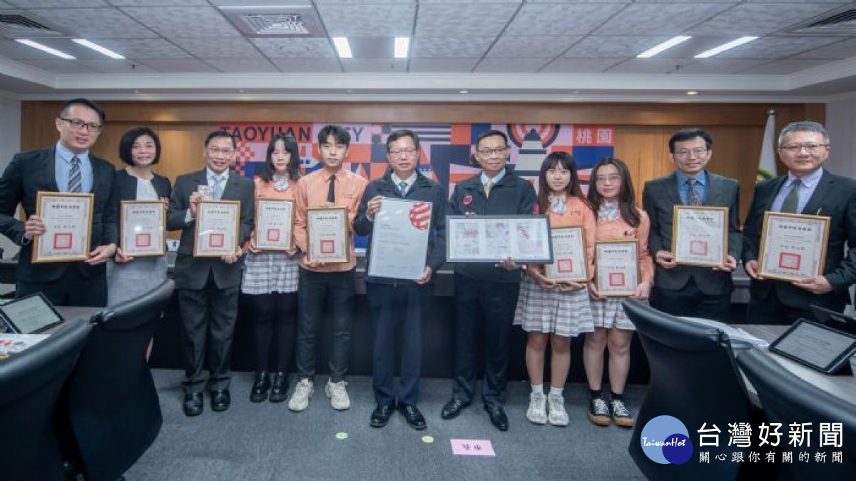 鄭市長表揚壽山高中榮獲2022年德國紅點設計獎師生團隊。