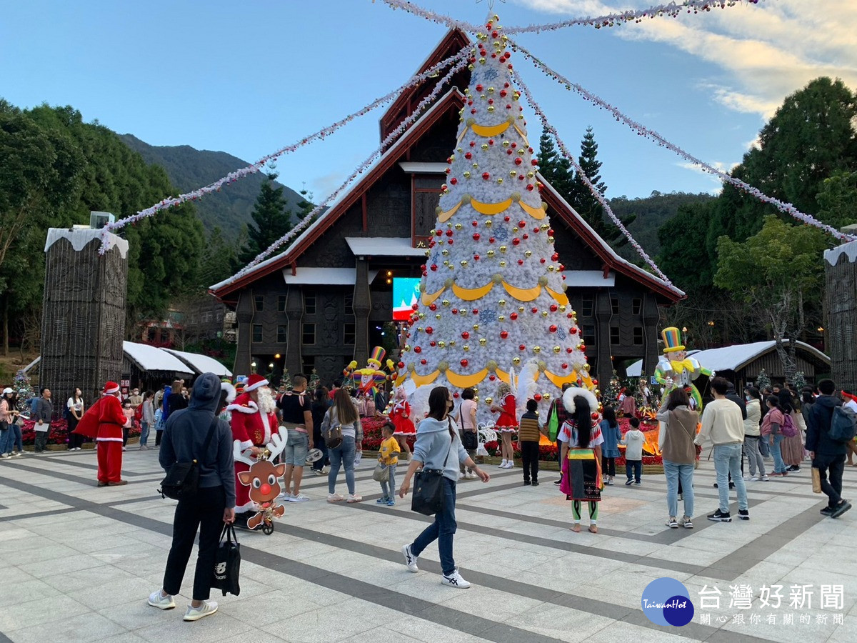 九族特別把文化廣場營造出北國雪景的氣氛，不僅打造4層樓高的巨大聖誕樹，還把聖誕樹周邊的地標屋頂都布置成白色雪景。