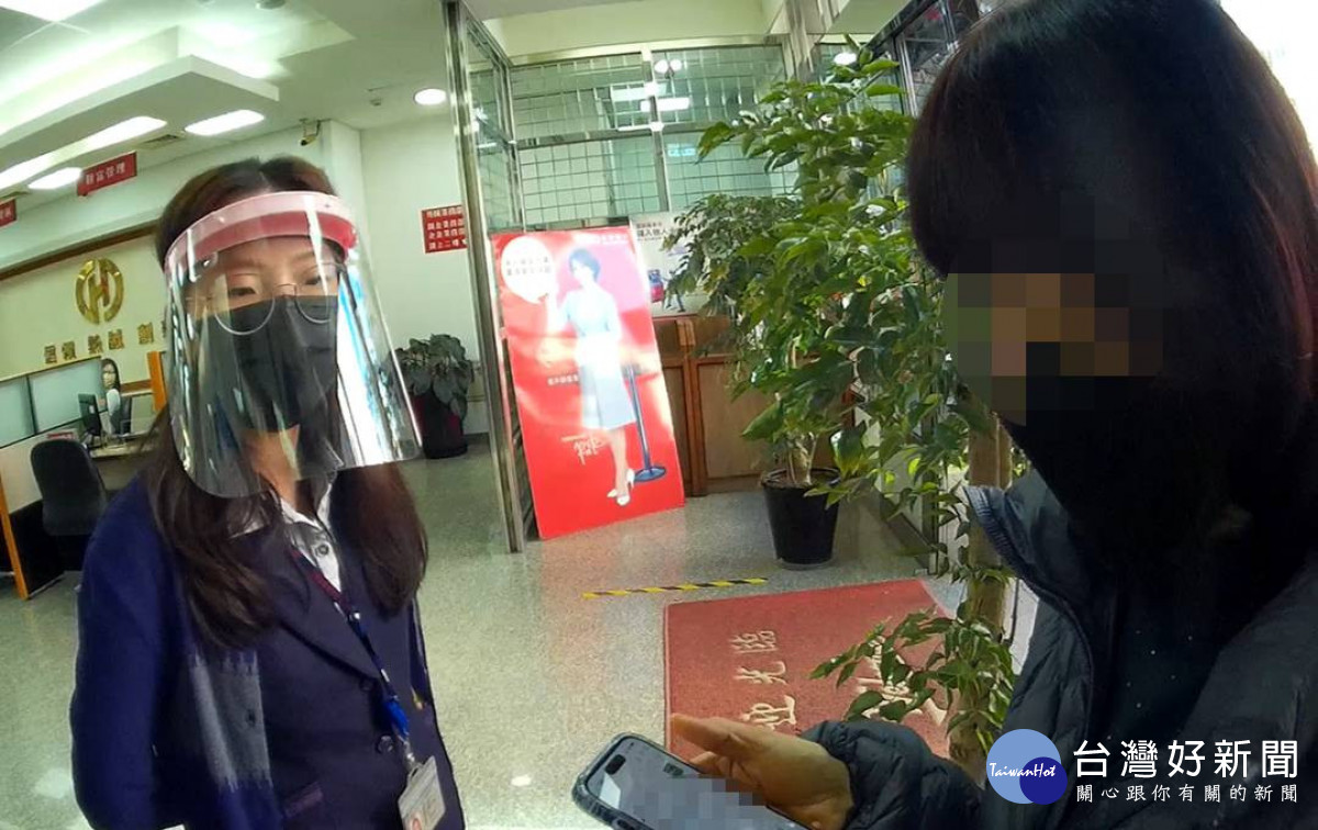 網友謊稱來台被海關拘禁，婦人欲匯款救援警及時攔阻。