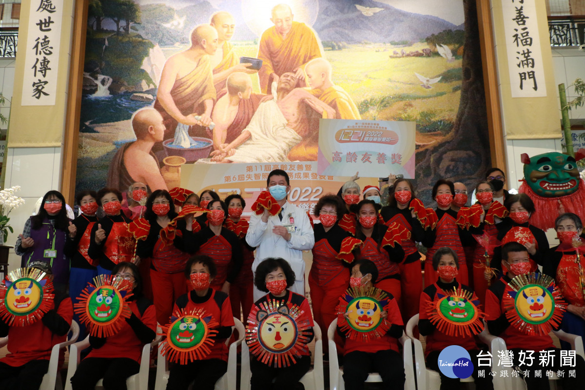 社區健康中心主任陳慶元（中）與鎌村社區發展協會長輩祝大家新年快樂。